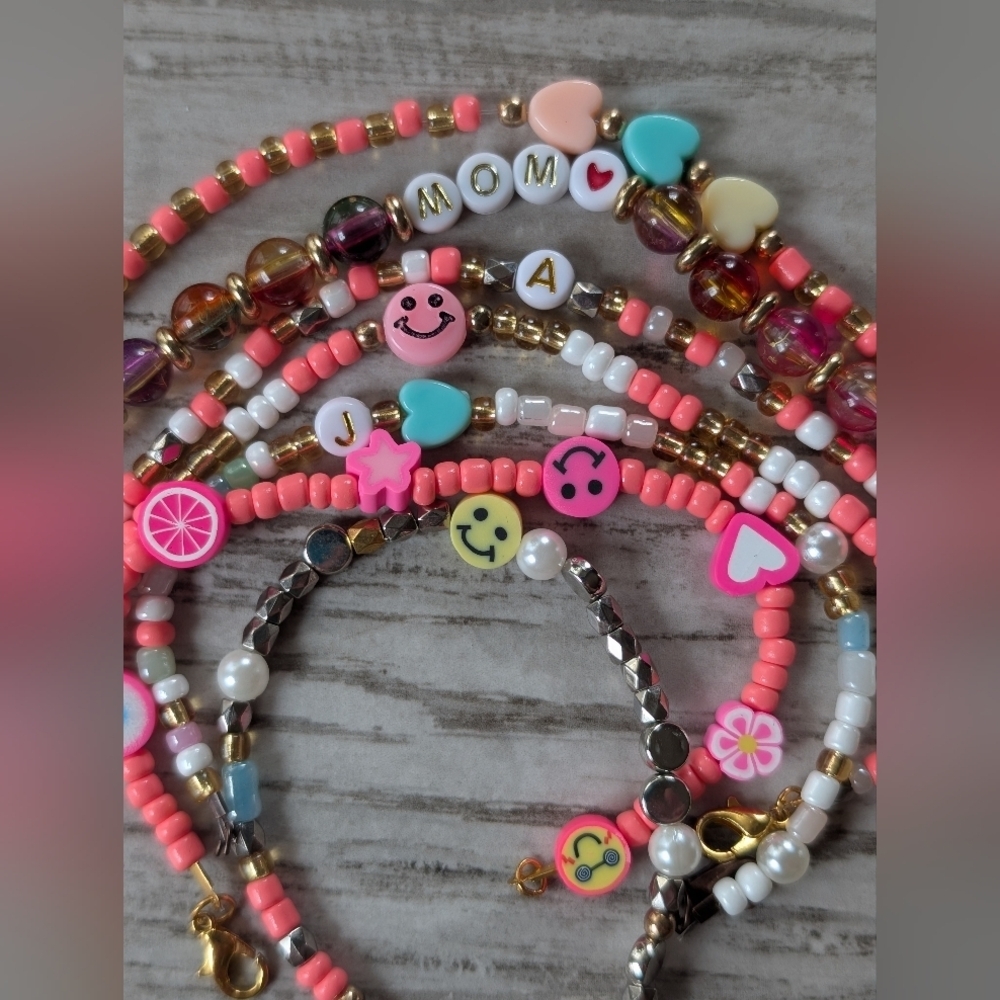 Fun pink seed bead bracelet - Picture 3 of 5